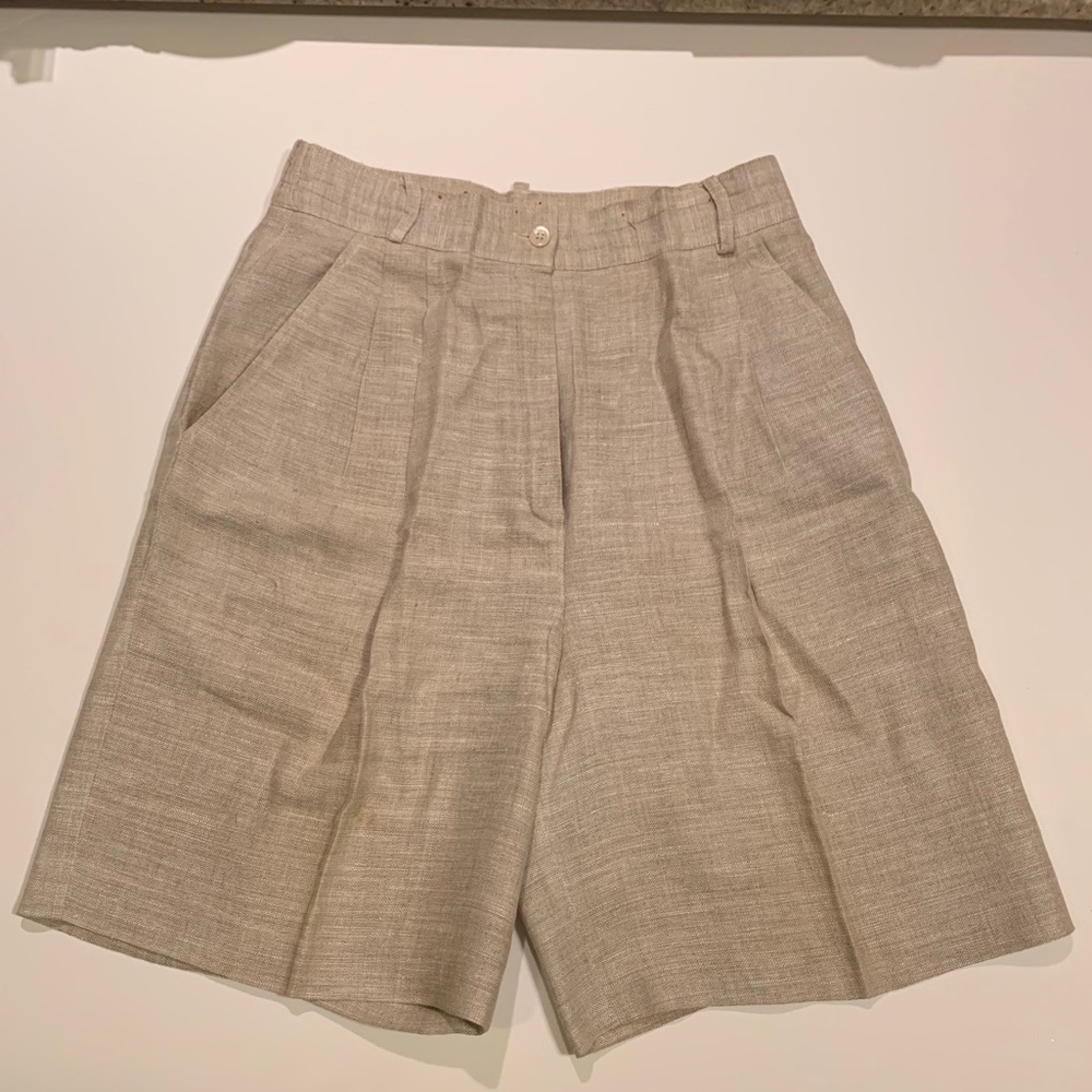 WOMEN’S LINEN SHORTS.